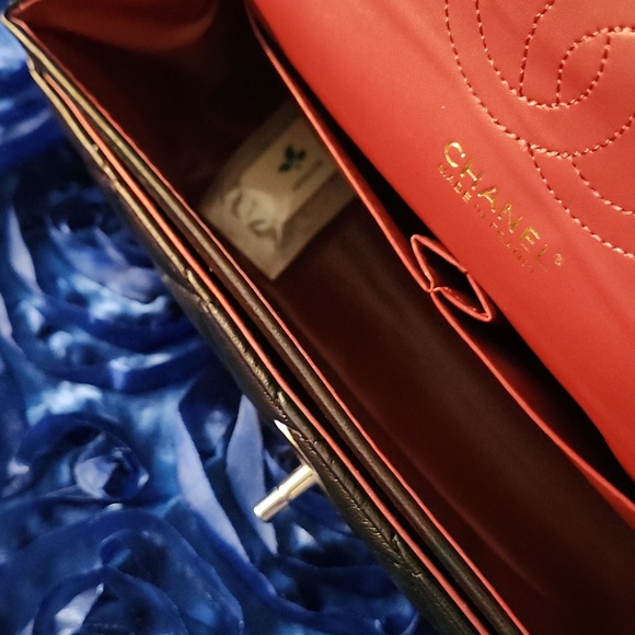 CHANEL Black Quilted Shoulder Bag with Gold CC Hardware - Picture 4 of 7